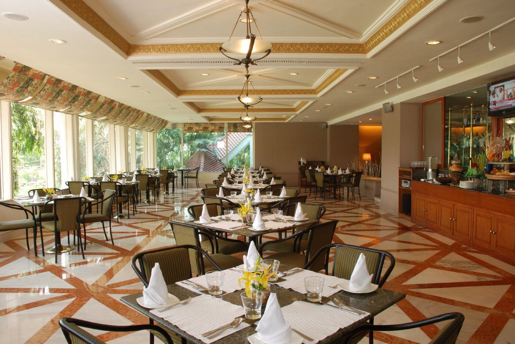 Taj Banjara Ξενοδοχείο Χιντεραμπάντ Εστιατόριο φωτογραφία The restaurant at the hotel